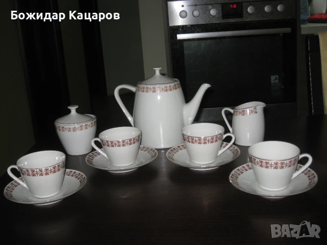 Красив, стар български порцеланов сервиз, за четири човека.Цена 30 лева.Пращам по Екнот.