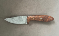 Ловен нож от Дамаска стомана с дръжка от палисандрово дърво и кожена кания