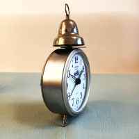 Часовник будилник SERKISOF с камбанка работещ, снимка 2 - Антикварни и старинни предмети - 44617594