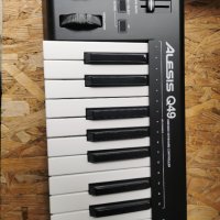 Alesis Q49 MKII - 49 клавишен USB MIDI контролер за клавиатура с пълен размер клавиши за действие, снимка 2 - Други - 42560366