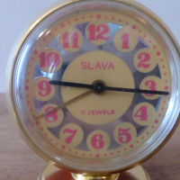 Будилник часовник Слава червен, снимка 3 - Антикварни и старинни предмети - 44687875