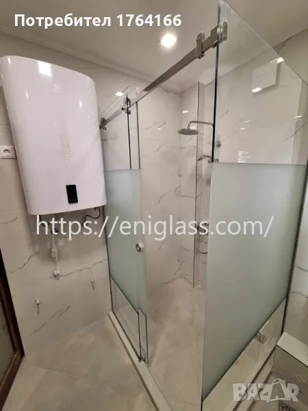 Стъклена душ кабина с плъзгащи врати и матирани стъкла в средата, снимка 1