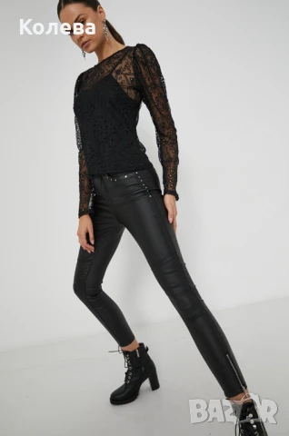 Черен панталон промазан с капси и цип на глезена