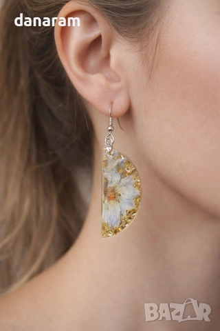 стилни обеци от епоксидна смола с вградени естествени цветя.