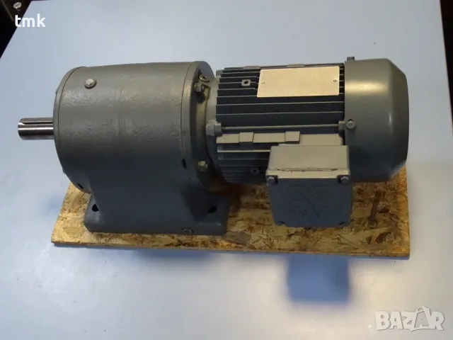 мотор редуктор SEW-EURODRIVE R60DT80N4 Helical Gear Motor 0.75kW 105min-1, снимка 3 - Резервни части за машини - 55920328