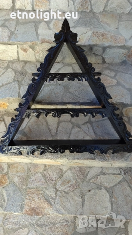Красива триъгълна стенна етажерка с дърворезба , снимка 3 - Етажерки - 52736374