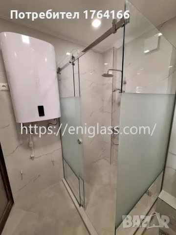 Стъклена душ кабина с плъзгащи врати и матирани стъкла в средата