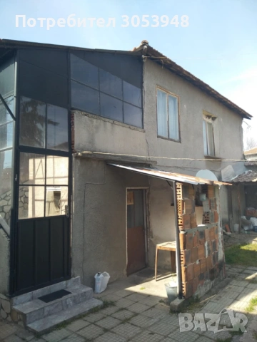 Продавам двуетажна къща в центъра на град Брезово , снимка 2 - Къщи - 53950992