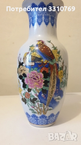 Красиви вази с бял порцелан.