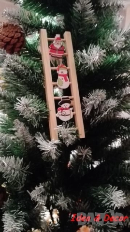 Новогодишна играчка дървена стълбичка с дядо коледа и два снежни човека, снимка 2 - Декорация за дома - 52643987