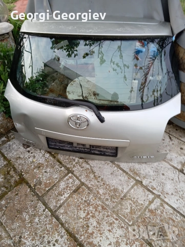 Продавам заден капак Тоyota auris