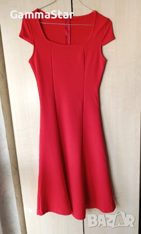 Елегантна червена рокля 