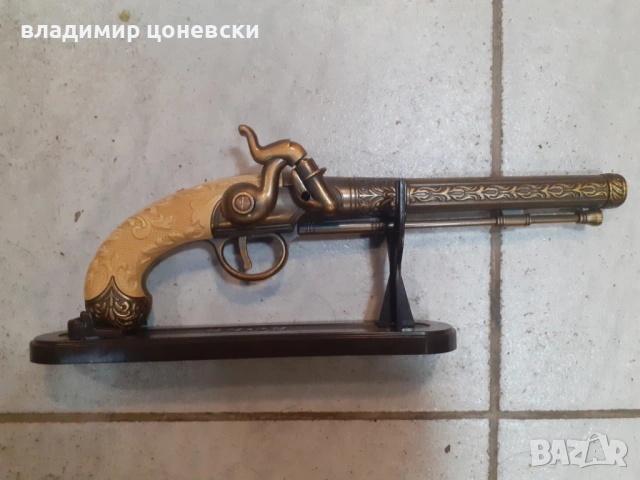 Красив капсулен пистолет,пищов със стойка