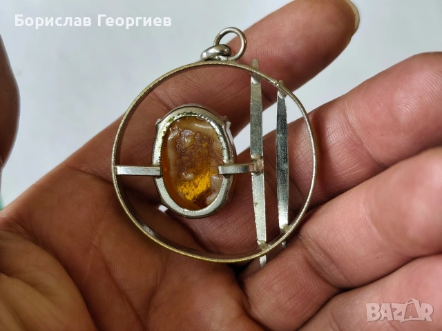 Медальон с кехлибар, снимка 3 - Колиета, медальони, синджири - 53945853