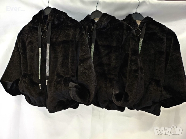 Късо пухено яке с качулка и камъни по връзките, снимка 3 - Якета - 52388903