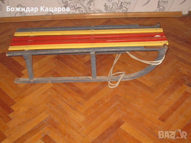 Стара дървена шейна. Цена - 17евро. Пращам по Еконт. За София, може и лично да я вземете.