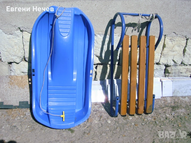 ПРОДАВАМ  ДВЕ  ДЕТСКИ  ШЕЙНИ - ПЛАСТМАСОВА  И  МЕТАЛНА  ЗА  13 Евро.