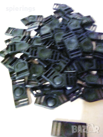 50 Черни пластмасови закопчалки с отвор за ремък 20мм.