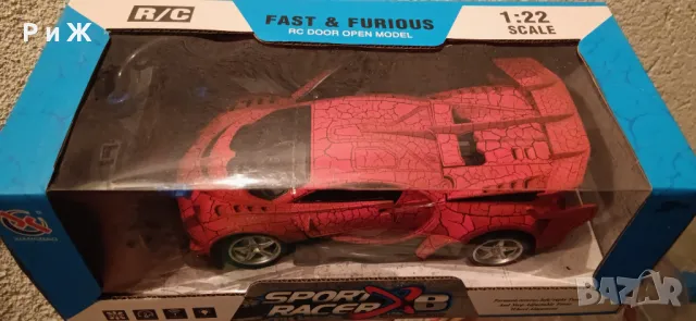 Червена състезателна кола с дистанционно управление. Вратите се отварят, фаровете светят