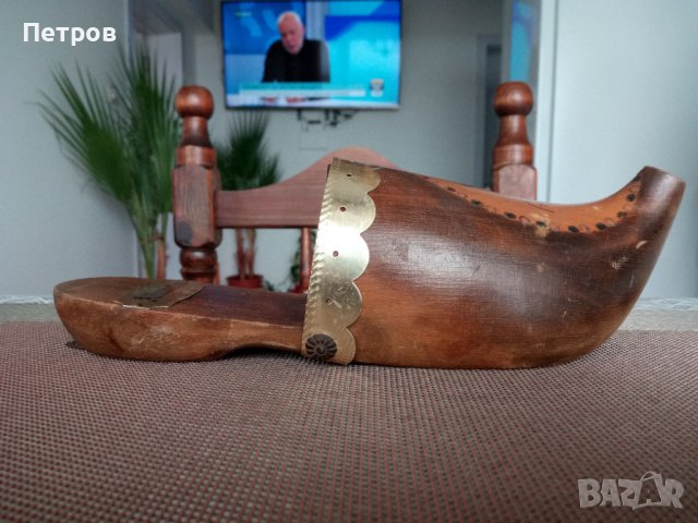 Продавам колекционерска,ръчно изработена,дървена обувка за стена.Възможен коментар-цена., снимка 2 - Колекции - 40297463