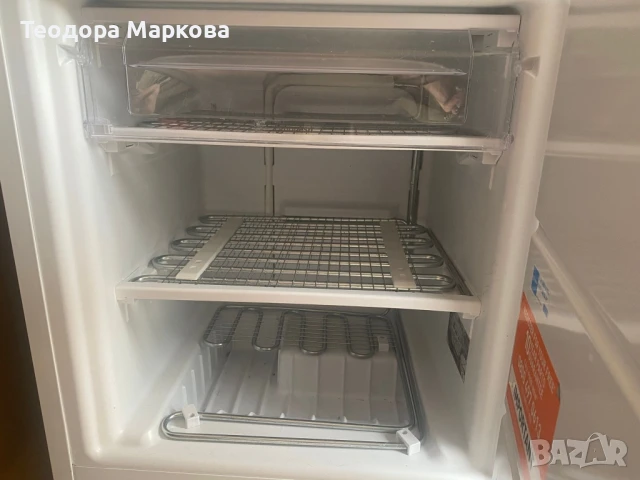 Фризер за вграждане Indesit , снимка 2 - Хладилници - 51167879