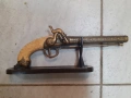 Красив капсулен пистолет,пищов със стойка, снимка 1