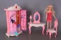 Кукла Барби с личен гардероб и всякакви разкрасителни аксесоари, снимка 1 - Кукли - 42094271
