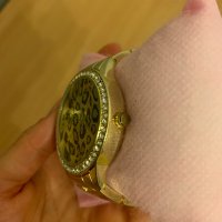 Позлатен дамски часовник с камъчета и леопардов десен, снимка 2 - Дамски - 30531965