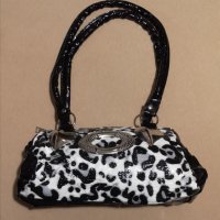 Нова чанта лак за рамо/ръка черно бяла, снимка 2 - Чанти - 31452741