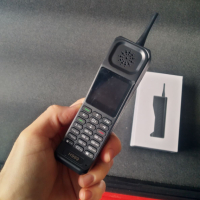 Класически малък ретро мобилен телефон с две SIM карти H999 ,FM Видео Будилник, снимка 2 - Други - 44650656