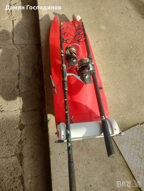 Лодка за захранка и въдици, снимка 1