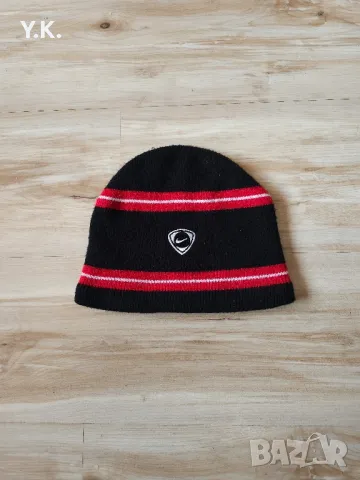 Оригинална мъжка зимна шапка Nike x F.C. Manchester United, снимка 2 - Шапки - 48751215