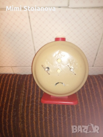 Руски механичен часовник будилник Янтар , снимка 2 - Антикварни и старинни предмети - 52712728