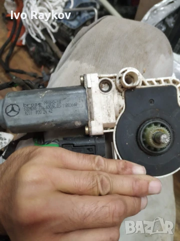 Моторче , задeн вратa , дясна, MERCEDES-BENZ E (W211) A2118202442, снимка 4 - Части - 51208150