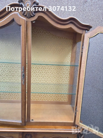 Витрина в стил Луи 15 с дърворезба и кристални стъкла, снимка 3 - Секции и витрини - 53569894