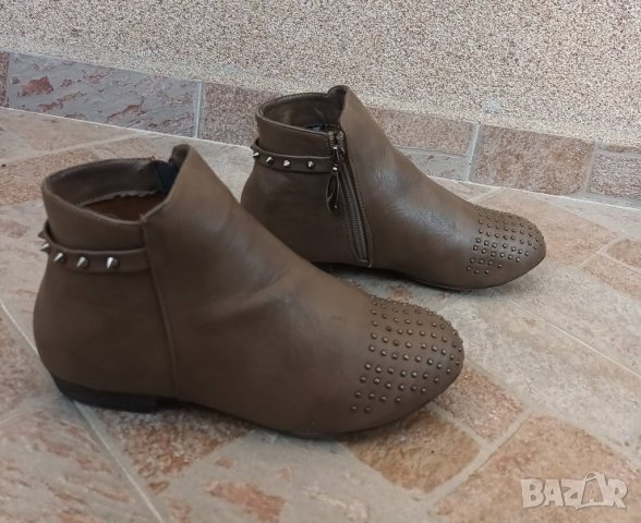 Маслено зелени боти от естествена кожа.