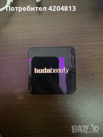 Продавам пудра на huda beauty. използвана е 2 пъти. цена - 75лв. 
