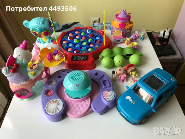 Играчки и комплект за маникюр.