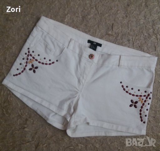 Бели къси панталонки с декорация камъчета по джобовете, снимка 1 - Къси панталони и бермуди - 37765210