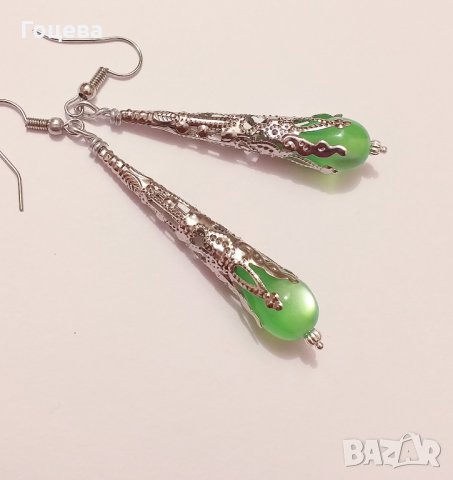Прекрасните филигрирани Викториански обеци с изящен обков в цвят Сребро и изумрудено зелени капковид, снимка 2 - Обеци - 31901329