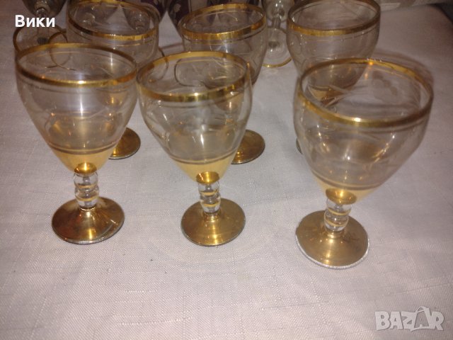 Антикварен сервиз за ракия  гравирани чаши богато позлатени с широк златен кант 