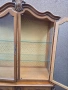 Витрина в стил Луи 15 с дърворезба и кристални стъкла, снимка 3