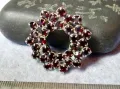 ИЗУМИТЕЛНО КРАСИВА СКЪПОЦЕННА АЖУРНА ВИНТИДЖ АРТ БРОШКА с РЯДЪК ТЪМНОЧЕРВЕН ГРАНАТ 45666, снимка 5