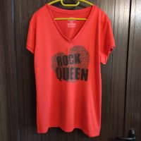 Червена тениска с остро деколте и цветна щампа Rock Queen размер S  , снимка 1 - Тениски - 31915077