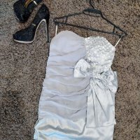 Елегантна светло сива рокля с панделка, снимка 1 - Рокли - 35492109