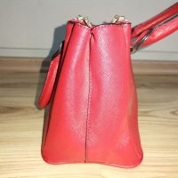 Дамска чанта MANGO, червена, с три разделения, дълга подвижна дръжка, златни ципове, много запазена, снимка 7 - Чанти - 35077096