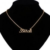 Колие с надпис "Bitch" в златист цвят , снимка 1 - Колиета, медальони, синджири - 36990410