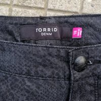 Дамски черно сиви дънки със змийски принт марка TORRID, голям размер, снимка 2 - Дънки - 34880263