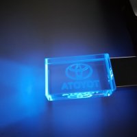 Светеща УСБ USB flash флаш памет стъкло с емблема на марка кола автомобил джип мотор + Подарък, снимка 2 - Аксесоари и консумативи - 30592696