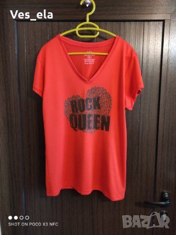 Червена тениска с остро деколте и цветна щампа Rock Queen размер S  , снимка 1 - Тениски - 31915077